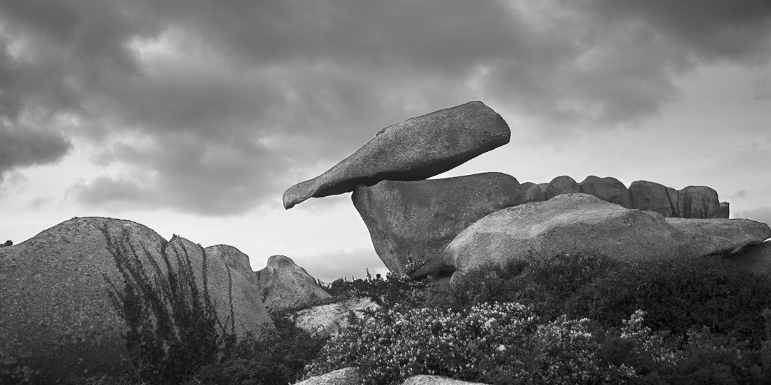 Tirage photo de rocher en équilibre en Bretagne - Equilibre III